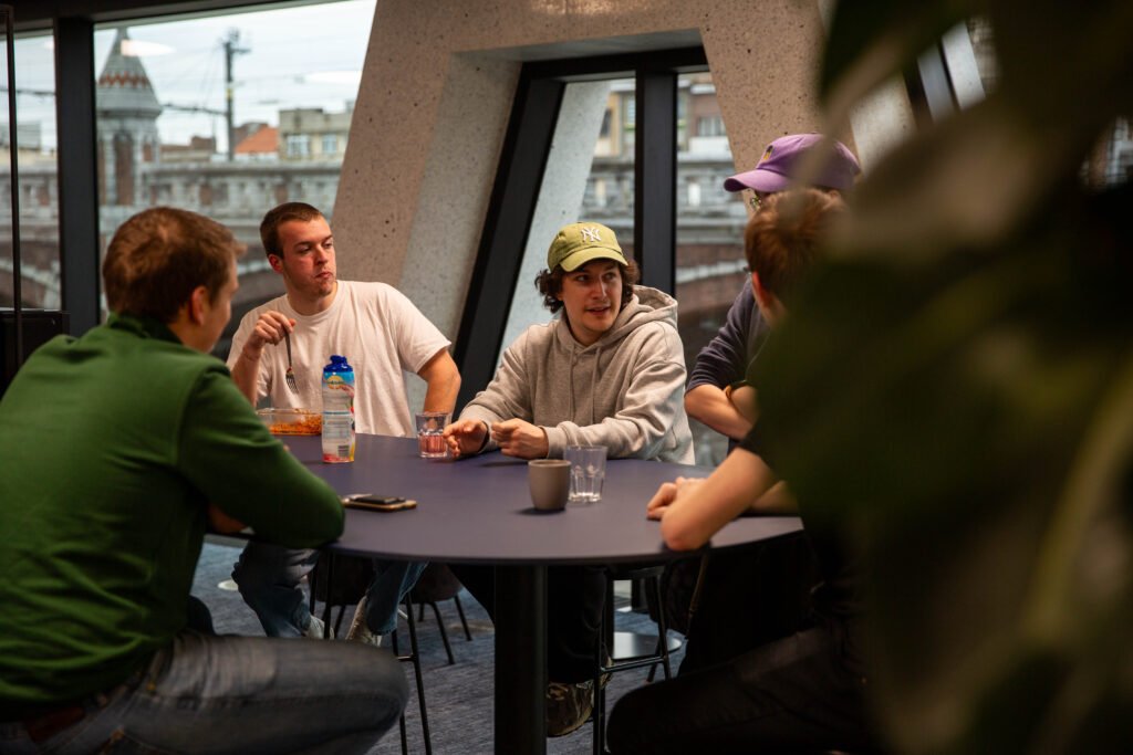 étudiant ecole 42 autour d'une table